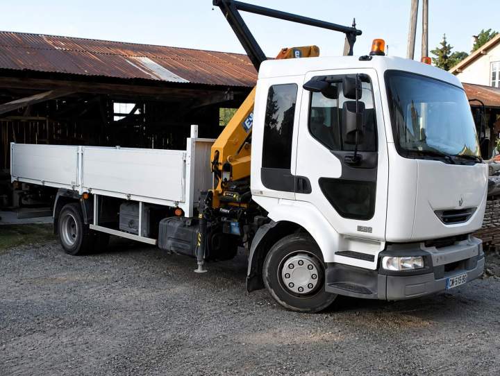 Camion de transport de materiel Sens