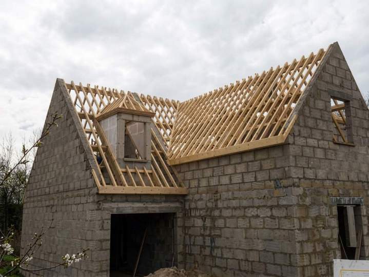 Toiture maison en cours Sens
